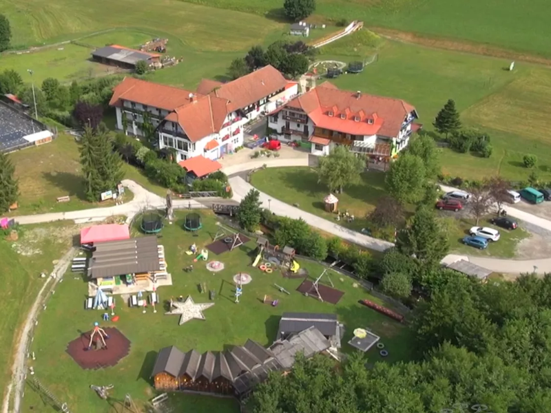 Hotelareal mit Zauberwaldspielplatz im Vordergrund