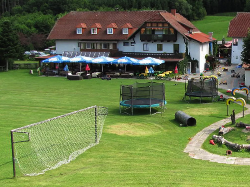 Gastgarten mit Kinderspielplatz im Blick